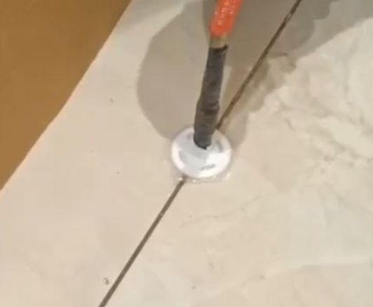 永清瓷砖空鼓维修公司专业解答瓷砖在铺贴过程中，如果没有涂抹均匀到位的粘结材料（如水泥砂浆或瓷砖胶），可能会导致以下问题