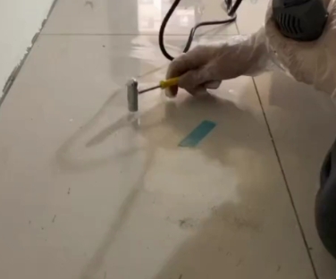 永清瓷砖开裂维修公司专业分享瓷砖在铺贴前如果没有沥干水分，将会导致以下问题